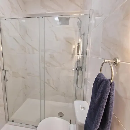 - & Rooms, Rooftop River View, Bbq & Ac Guest house