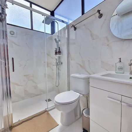 - & Rooms, Rooftop River View, Bbq & Ac Guest house